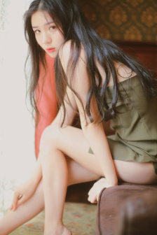 妙龄女子全身赤裸坐在江边